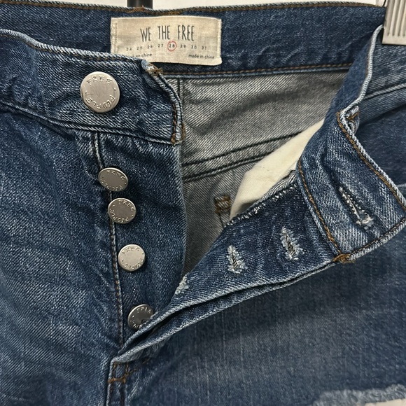 WE THE FREE CUT OFF SHORTS IN MEDIUM DARK WASH FRAY HEMS BUTTON FLY SIZE 28 EUC - Picture 5 of 9
